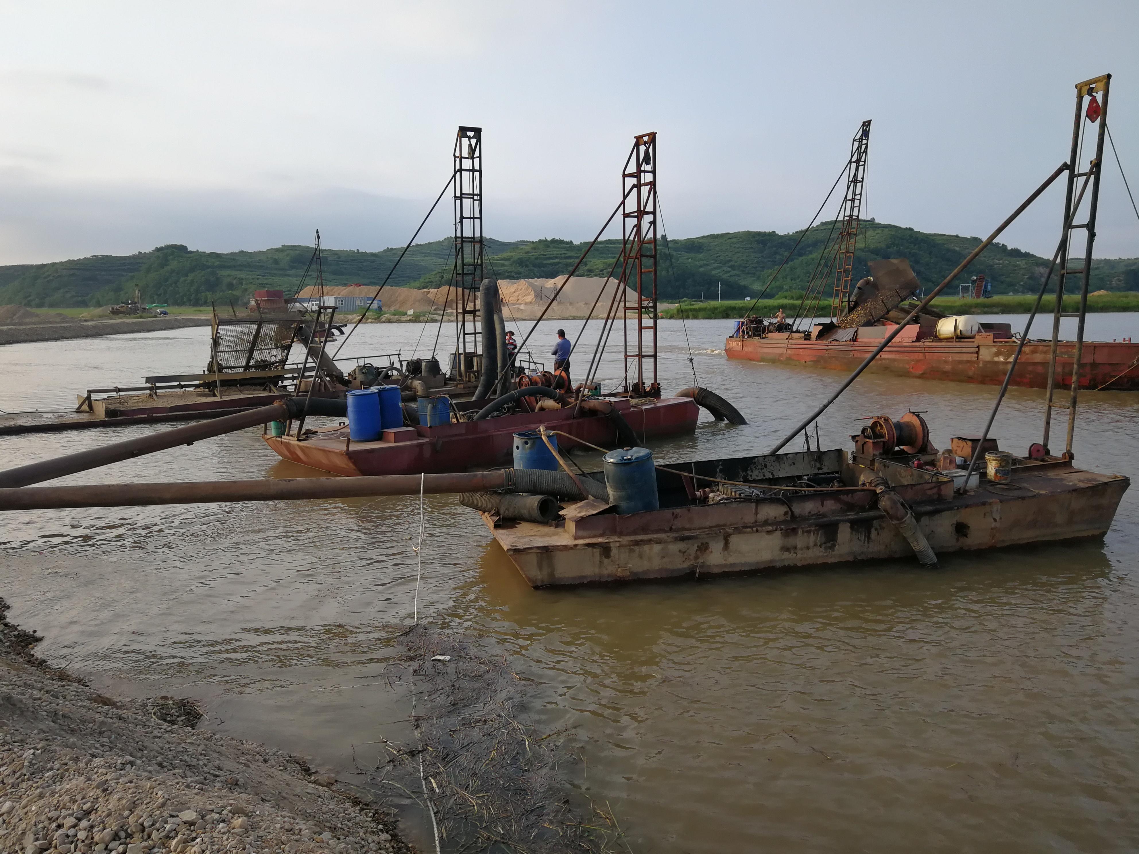 Rushan Longjiashan reservoir dredging worker